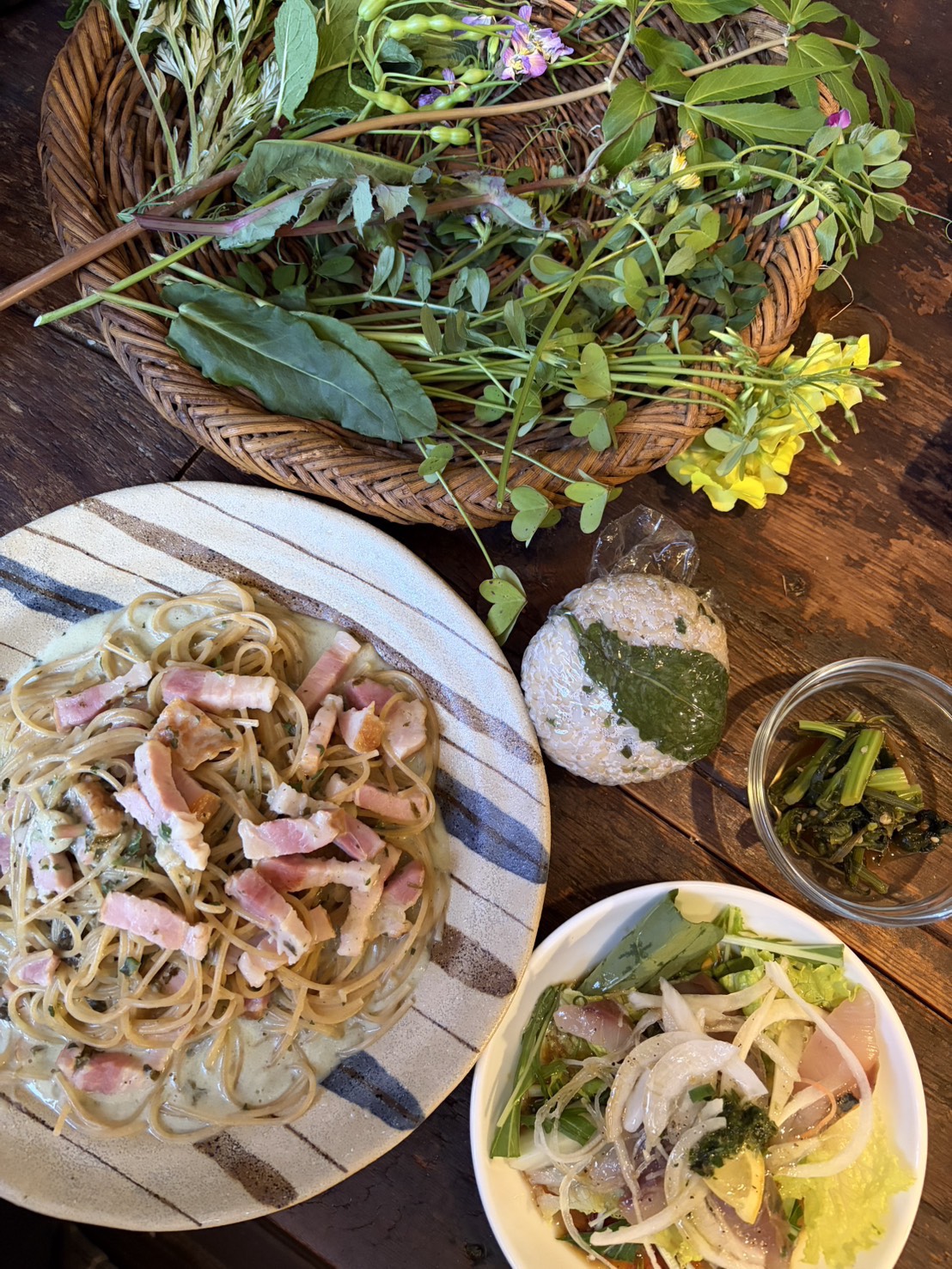 季節の野草を使った薬膳パスタと摘みたての野草