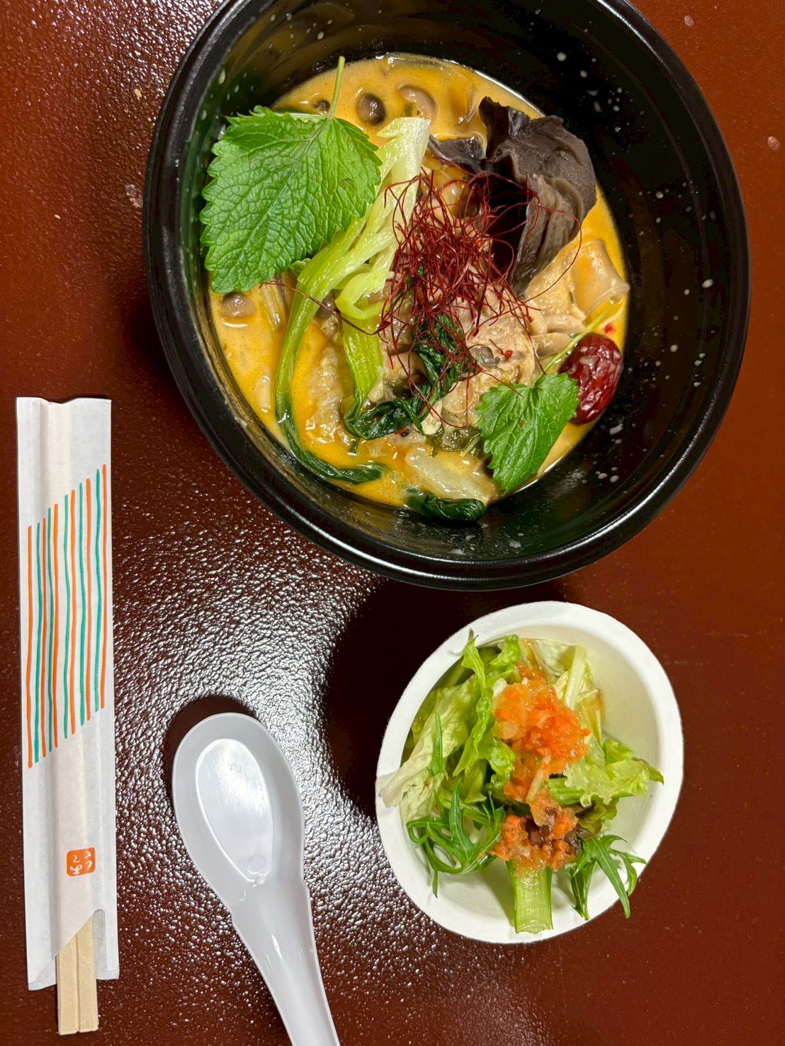 薬膳スープとサラダ
