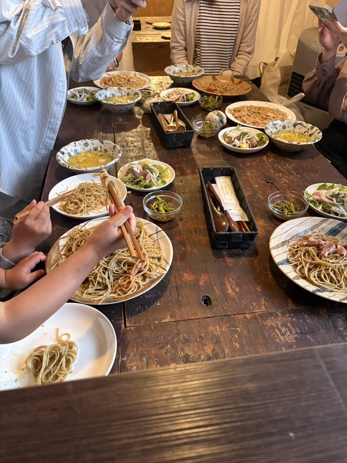 店内の大テーブルでのお食事